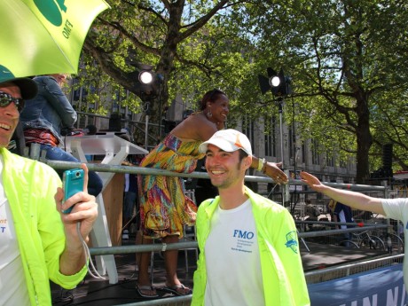 roparun 2012 (43a) shaking hands with Nelli